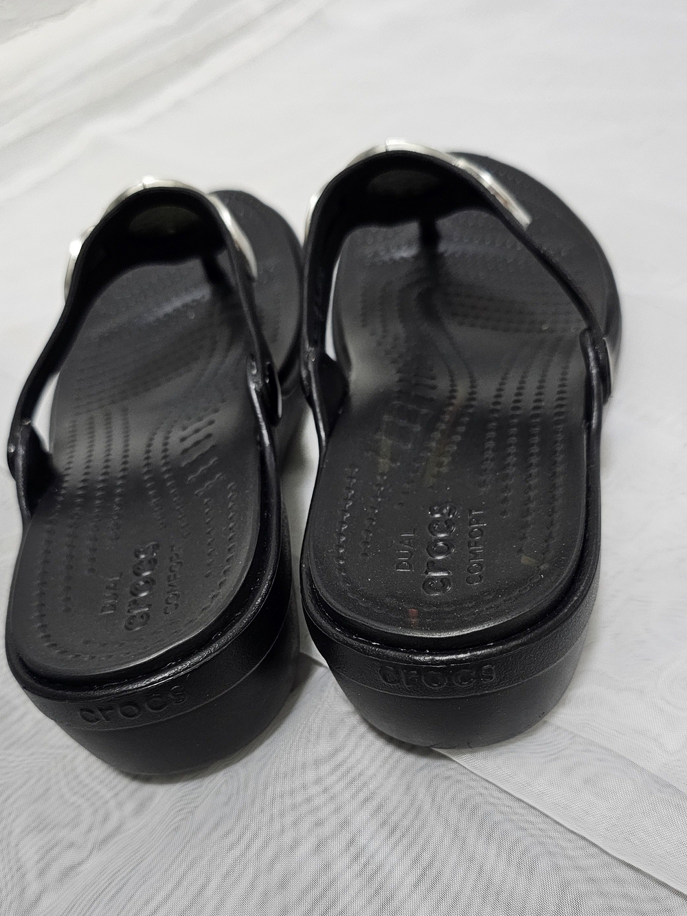 Crocs Women'sBlack/SilverThong WedgeSlip On Sandals Logo Synthetic Size US 8 UK6 - Picture 8 of 9
